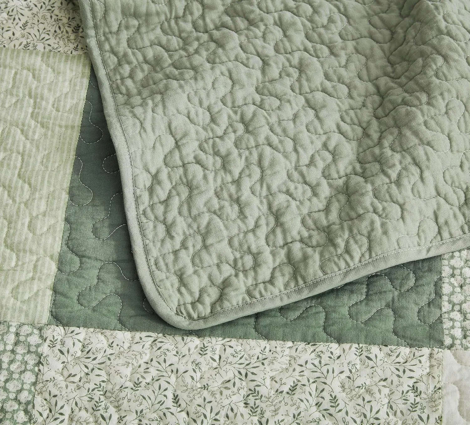 Chezmoi Collection Orna 2-Piece Chic Patchwork Quilt Set - Green Floral Patch Coverlet - Pre-Washed Cotton Lightweight Reversible Bedspread, Twin Size