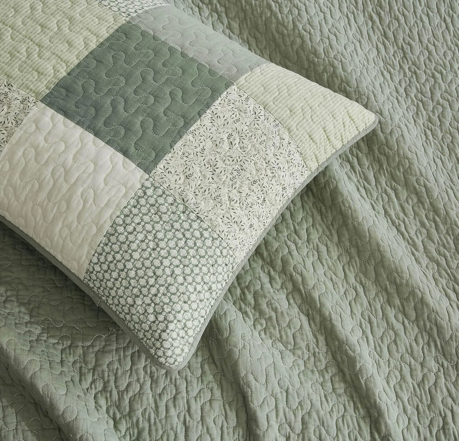 Chezmoi Collection Orna 2-Piece Chic Patchwork Quilt Set - Green Floral Patch Coverlet - Pre-Washed Cotton Lightweight Reversible Bedspread, Twin Size