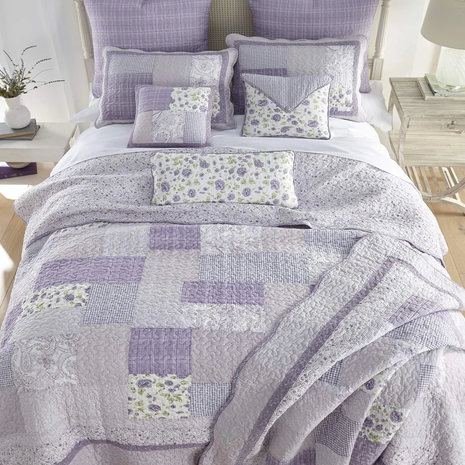 Donna Sharp Twin Quilt -Lavender Rose Cotton Contemporary Quilt with Patchwork Pattern- Machine Washable