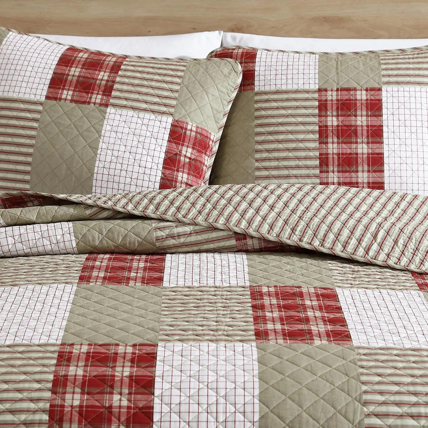 Eddie Bauer - Quilt Set, Reversible Cotton Bedding with Matching Shams, Lightweight Home Decor for All Seasons (Camino Island Red, Queen)