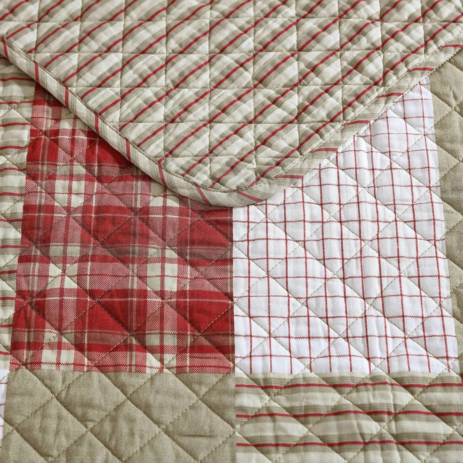 Eddie Bauer - Quilt Set, Reversible Cotton Bedding with Matching Shams, Lightweight Home Decor for All Seasons (Camino Island Red, Queen)
