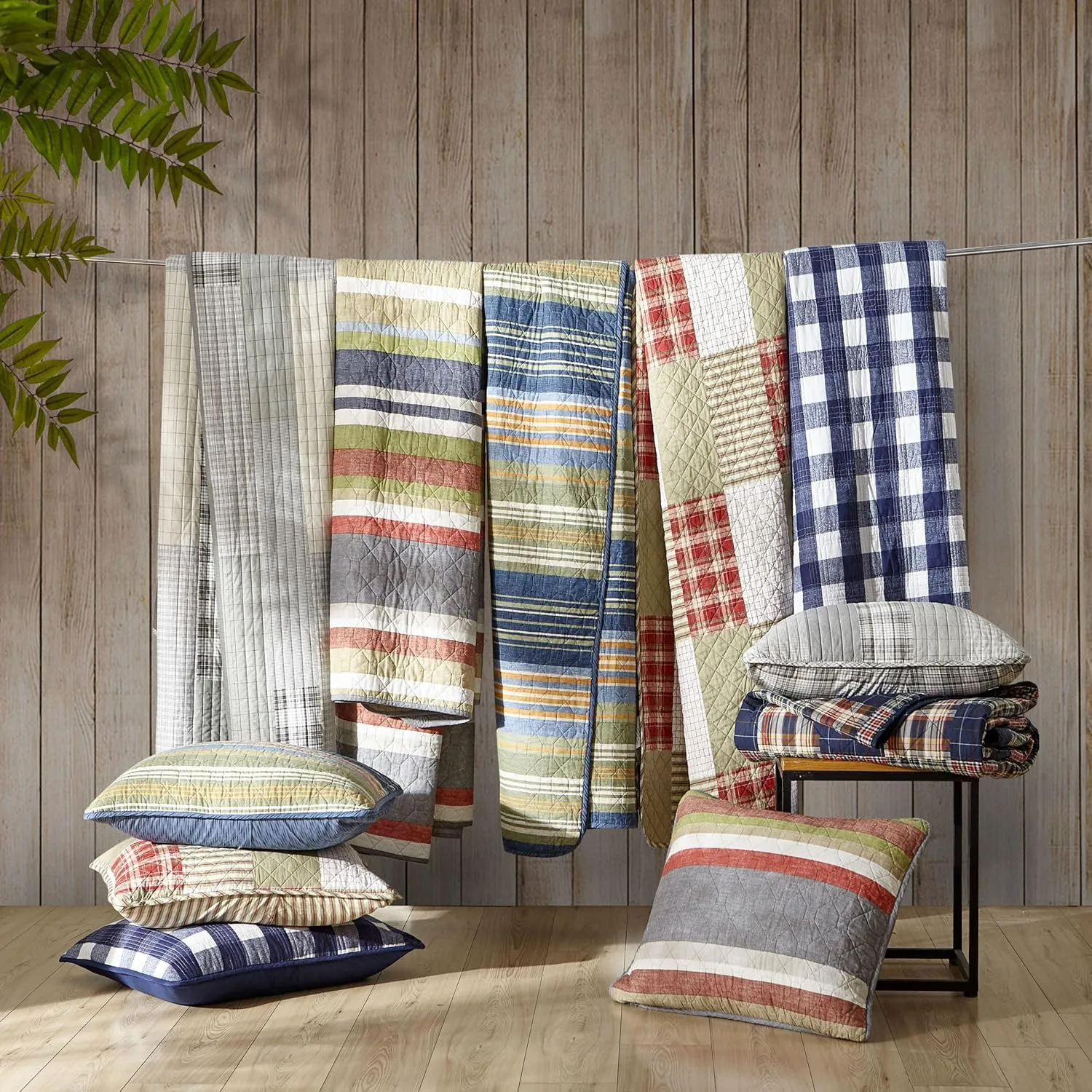 Eddie Bauer - Quilt Set, Reversible Cotton Bedding with Matching Shams, Lightweight Home Decor for All Seasons (Camino Island Red, Queen)