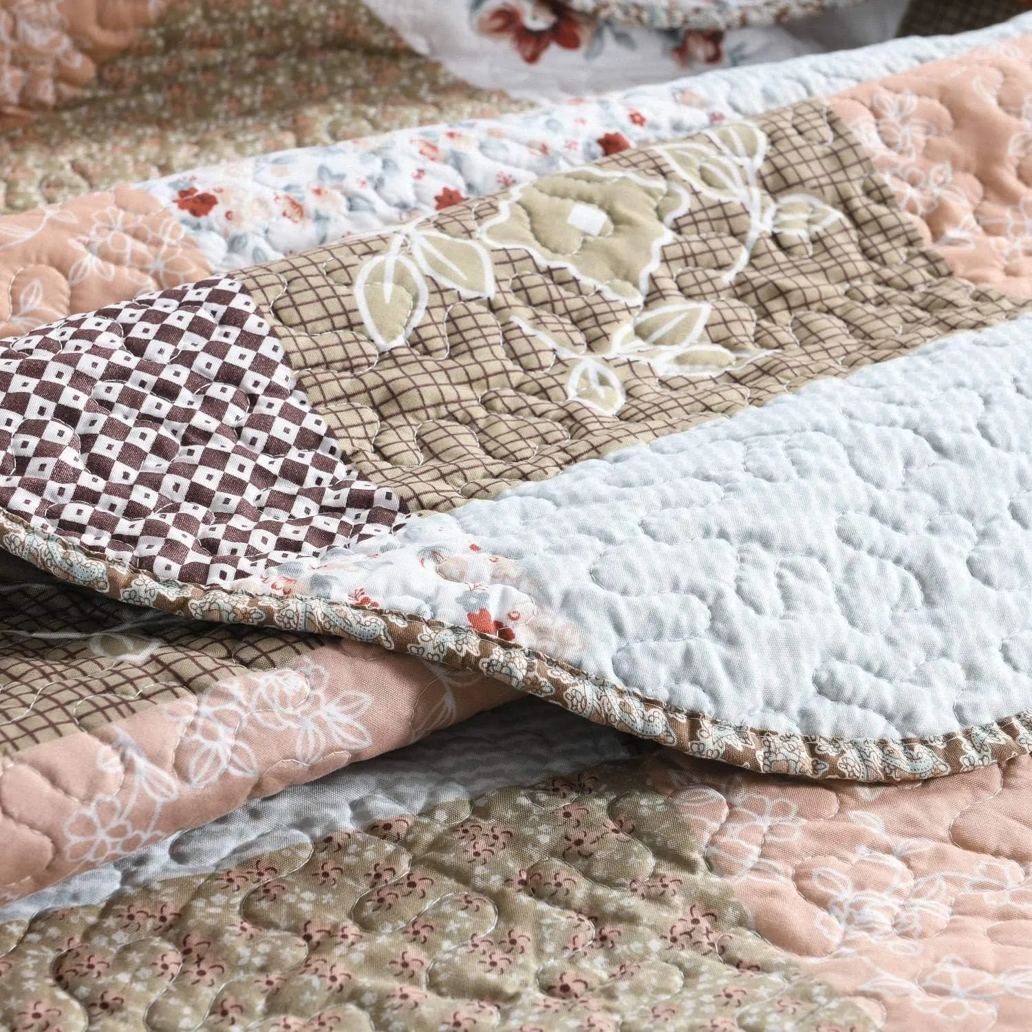 HoneiLife Quilt Set Twin Size - 2 Piece Microfiber Quilts Reversible Bedspreads Patchwork Coverlets Floral Bedding Set All Season Quilts with Geometric and Little Rose Print Pattern，Coffee