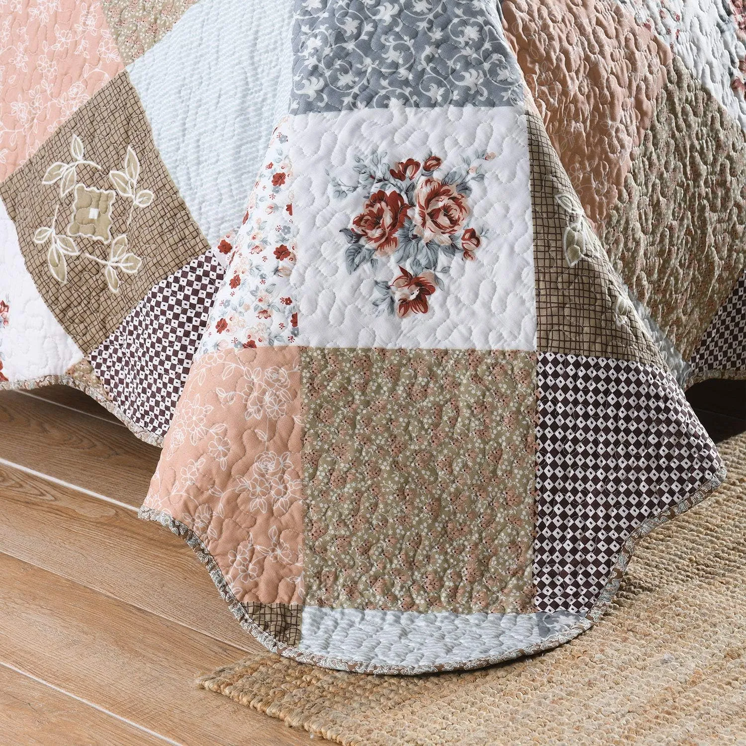 HoneiLife Quilt Set Twin Size - 2 Piece Microfiber Quilts Reversible Bedspreads Patchwork Coverlets Floral Bedding Set All Season Quilts with Geometric and Little Rose Print Pattern，Coffee