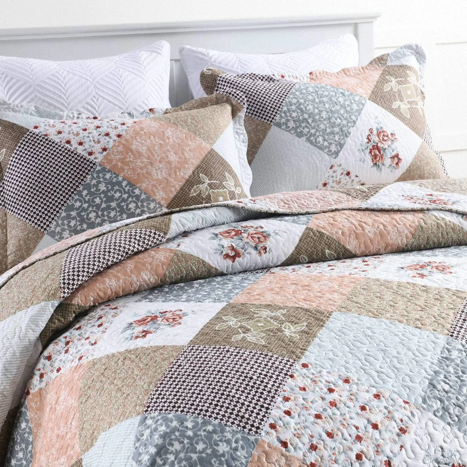 HoneiLife Quilt Set Twin Size - 2 Piece Microfiber Quilts Reversible Bedspreads Patchwork Coverlets Floral Bedding Set All Season Quilts with Geometric and Little Rose Print Pattern，Coffee