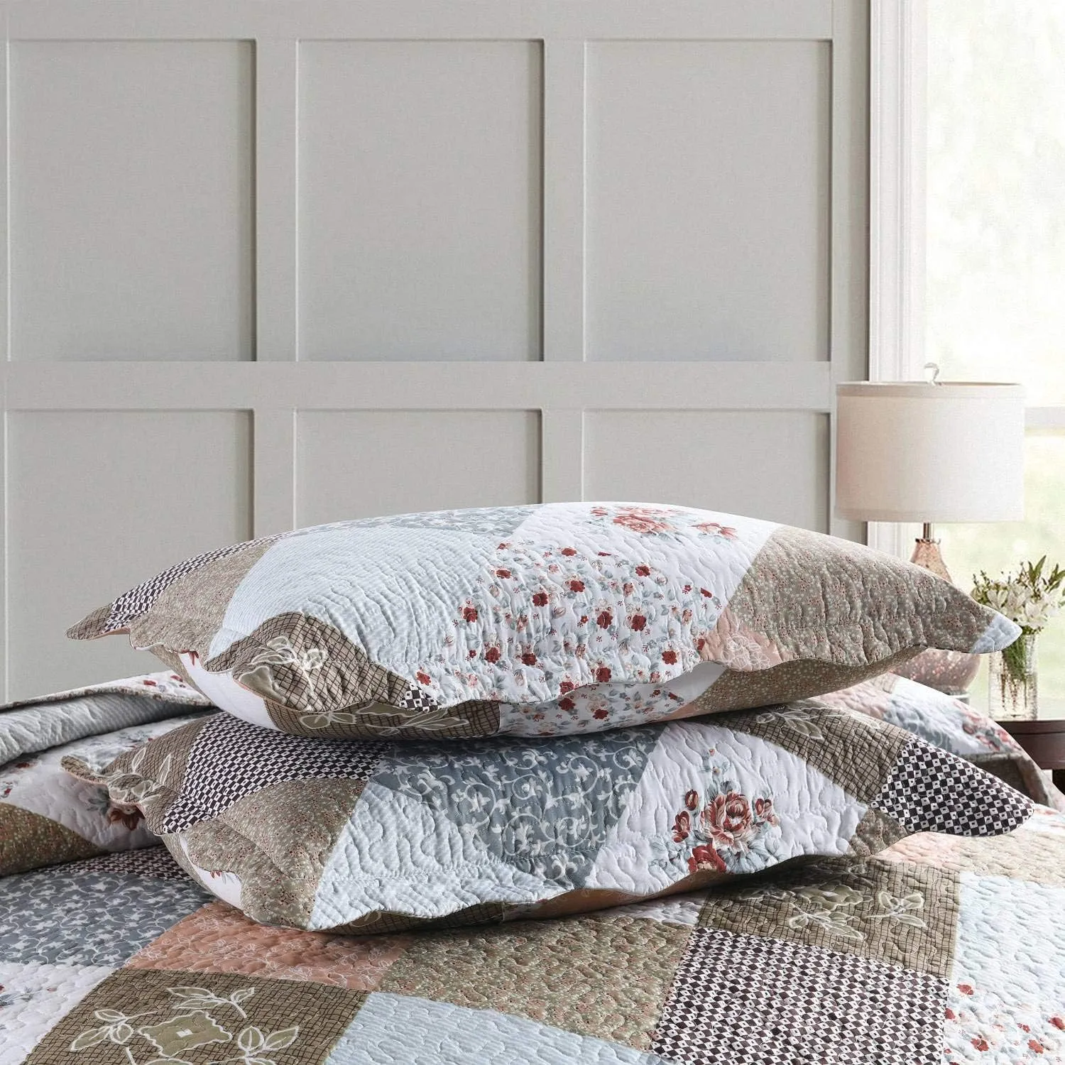 HoneiLife Quilt Set Twin Size - 2 Piece Microfiber Quilts Reversible Bedspreads Patchwork Coverlets Floral Bedding Set All Season Quilts with Geometric and Little Rose Print Pattern，Coffee