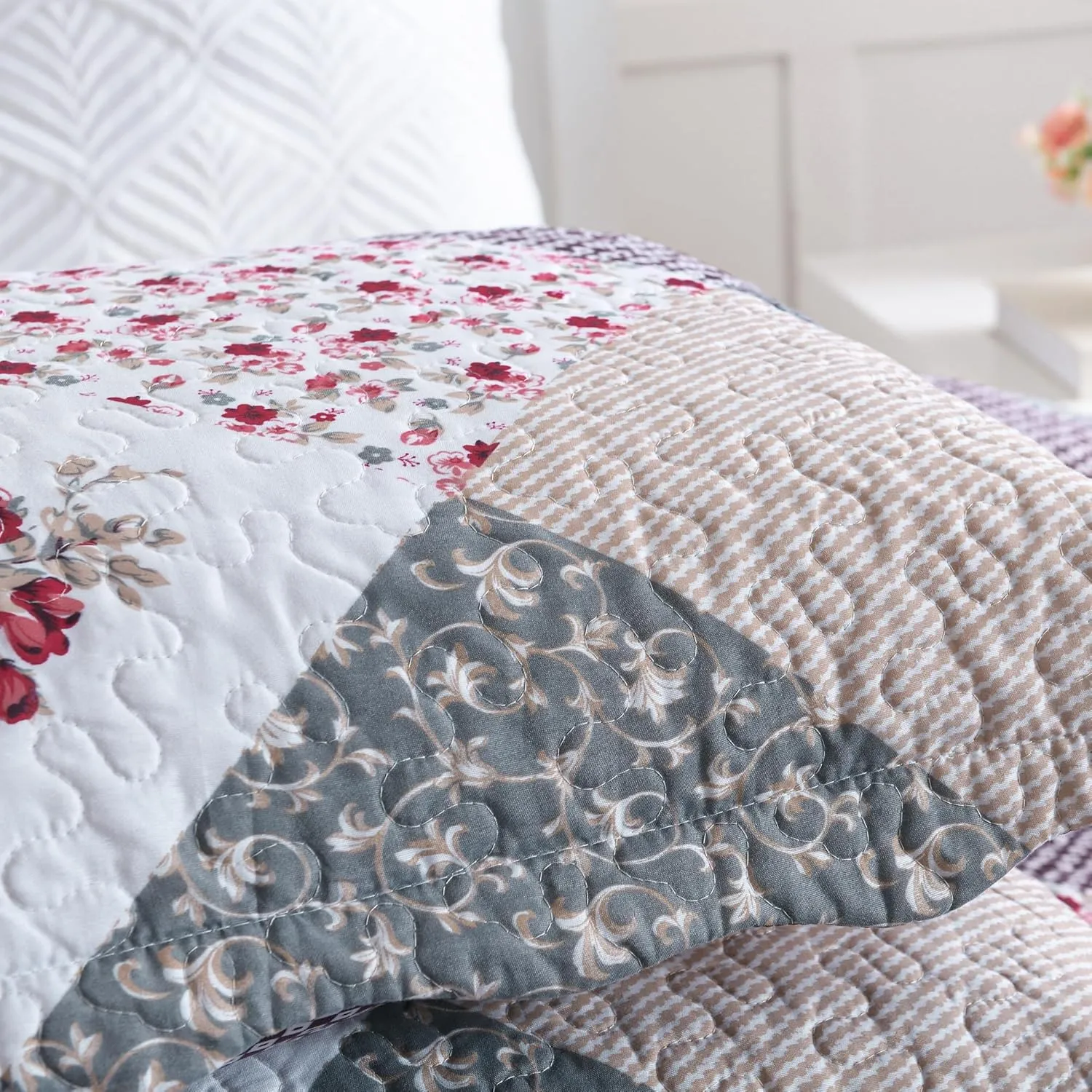 HoneiLife Quilt Set Twin Size - 2 Piece Microfiber Quilts Reversible Bedspreads Patchwork Coverlets Floral Bedding Set All Season Quilts with Geometric and Little Rose Print Pattern，Grey