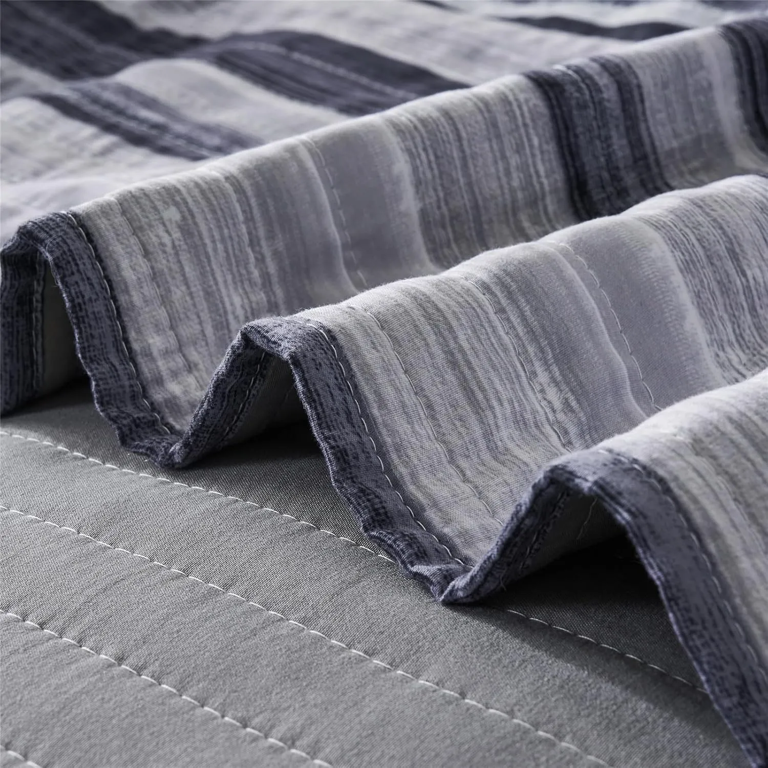 KAKIJUMN Full/Queen Quilt Bedding Set, Black White Grey Patchwork Striped Quilt Set, 2 Pieces Soft Lightweight Bedspread Coverlet Set with 1 Pillow Sham(Grey,Queen)