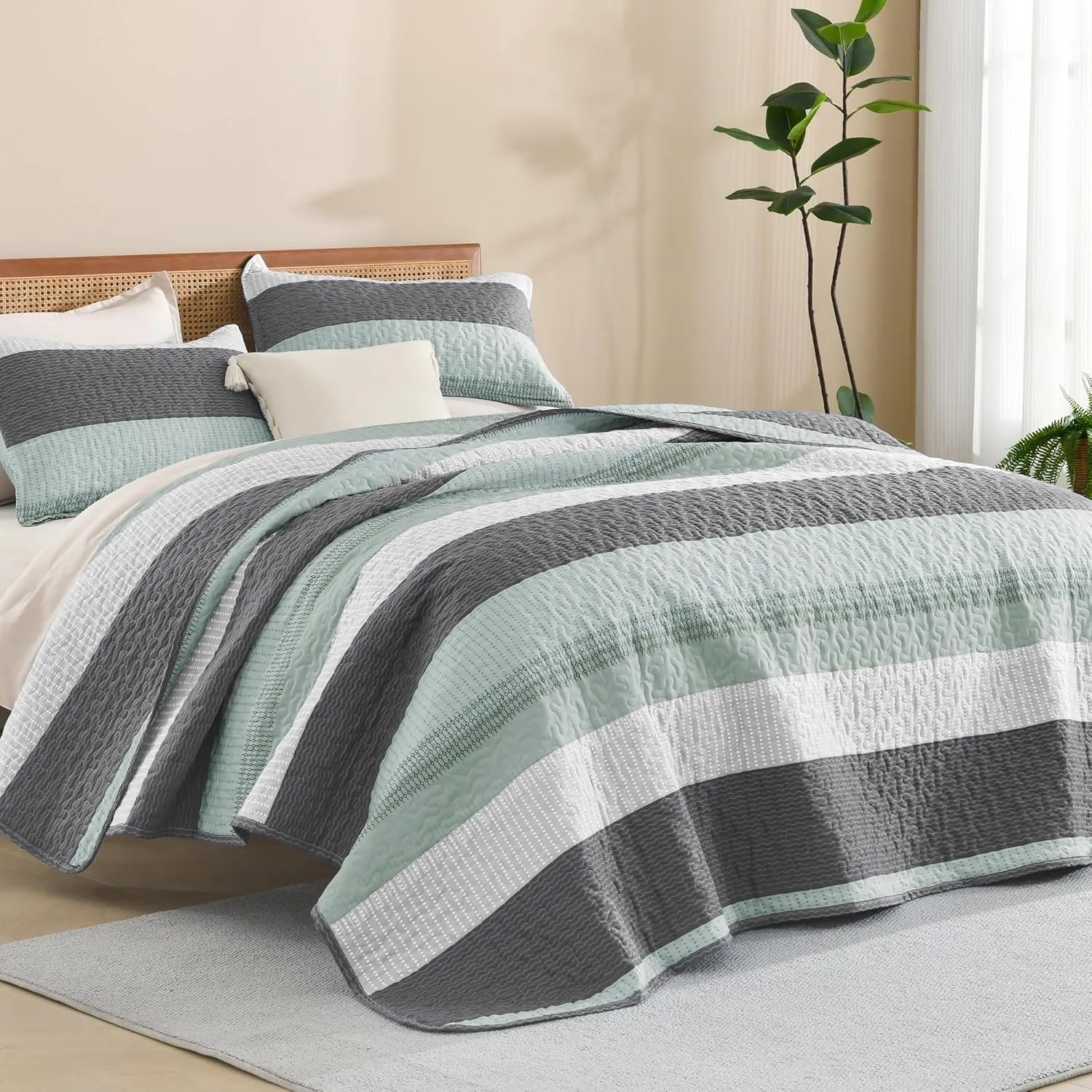 Litanika Quilt Queen Size Sage Green, Stripe Patchwork Summer Bedspread Coverlet 3 Pieces, Soft Lightweight Microfiber Quilted Bedding Set for All Season(1 Quilt, 2 Pillowcases)