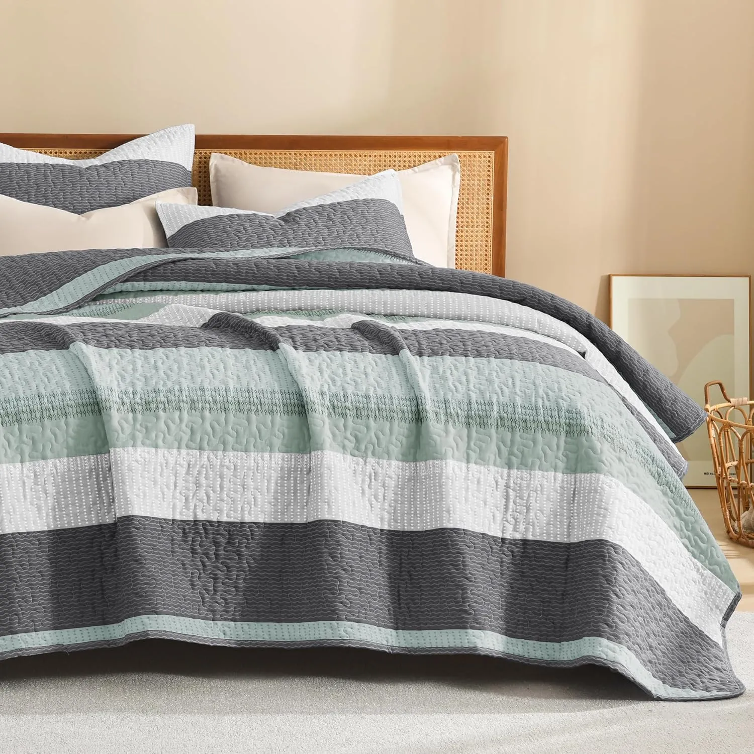 Litanika Quilt Queen Size Sage Green, Stripe Patchwork Summer Bedspread Coverlet 3 Pieces, Soft Lightweight Microfiber Quilted Bedding Set for All Season(1 Quilt, 2 Pillowcases)