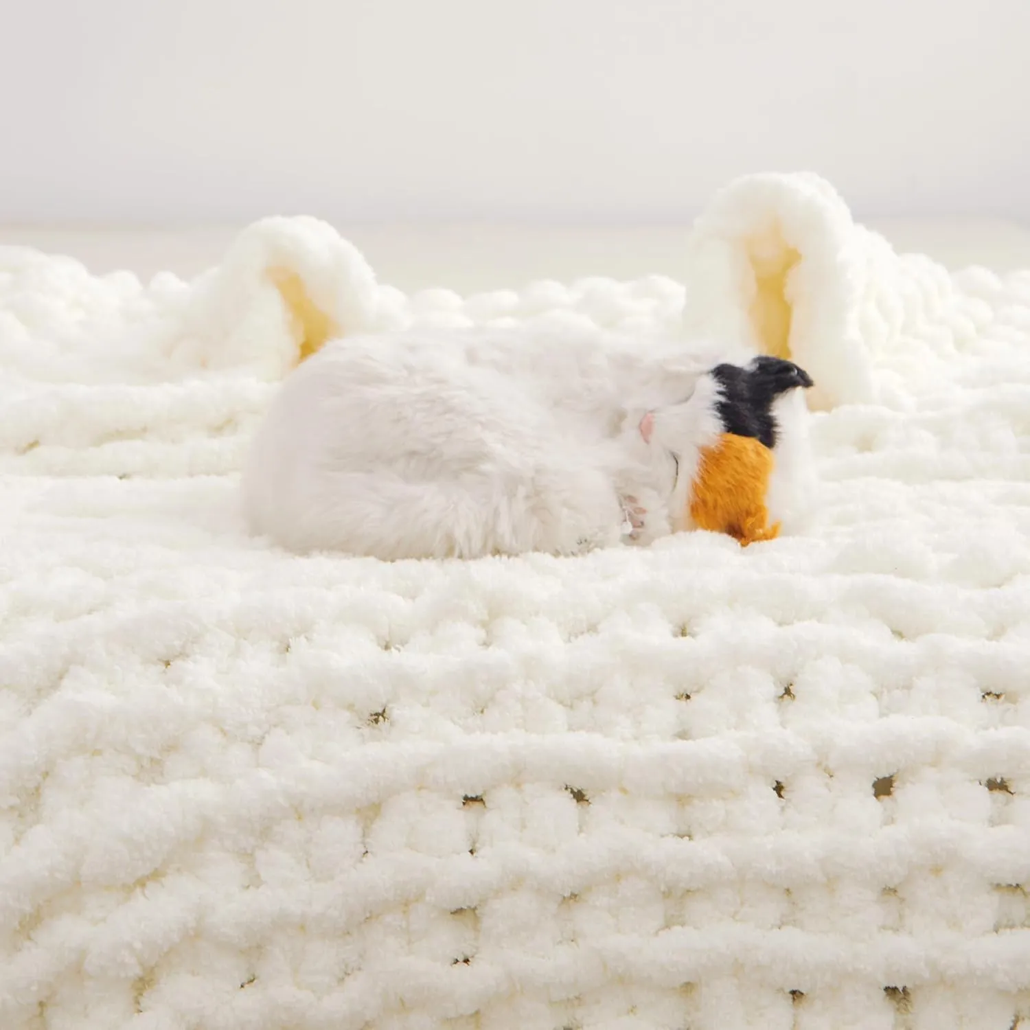 Mooreeke Chunky Knit Blanket 50"x60" White Cream Soft Washable Chenille Throw Blanket Cozy 100% Handmade Crochet Blankets with Jumbo Chenille Yarn for Couch Bed Sofa Room Decor