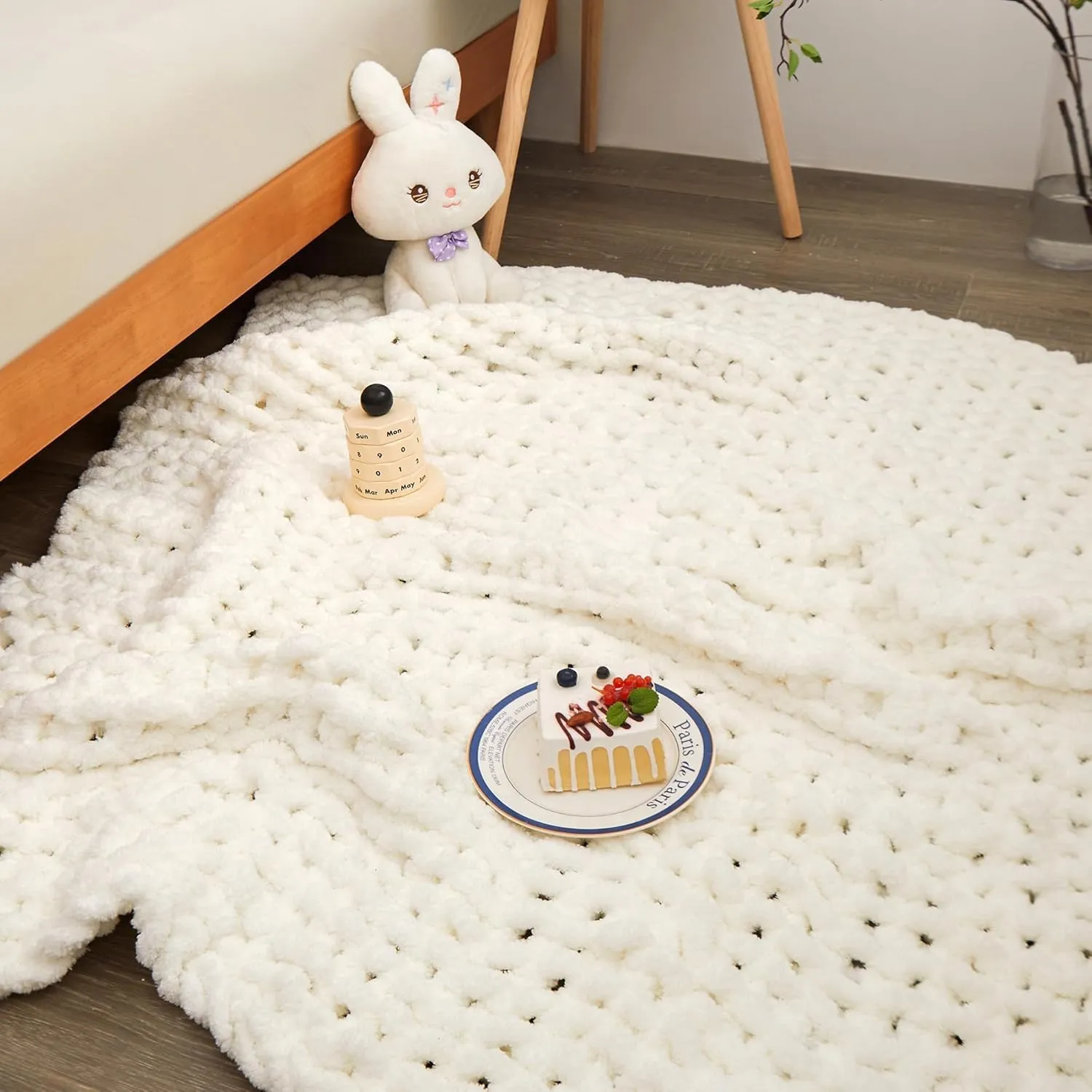 Mooreeke Chunky Knit Blanket 50"x60" White Cream Soft Washable Chenille Throw Blanket Cozy 100% Handmade Crochet Blankets with Jumbo Chenille Yarn for Couch Bed Sofa Room Decor