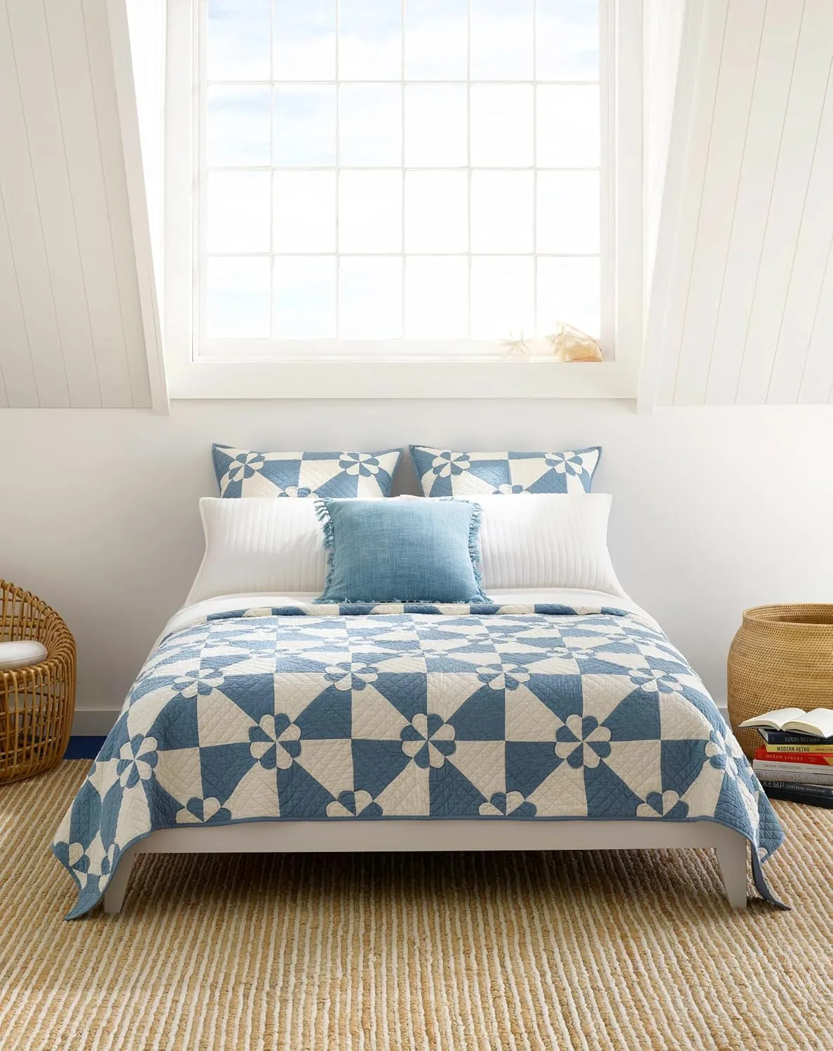 Sunny Side Quilt, Full/Queen, Blue Geometric Pattern