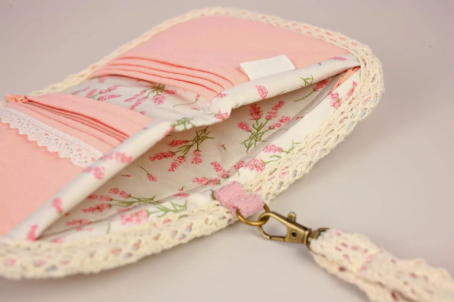 THE ARTISAN'S WHISPER Women Bifold Wallet, Vintage Fabric Wallet, Floral Bifold Wallet, Small Womens Wallet, Bifold Card Holder, Compact Ladies Purse, Gifts For Her (Pink)